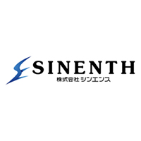 图片展示的是新恩斯股份有限公司的标志。标志主体为蓝色的“S”形图案,下方是“SINENTH”字样,再下方是日文“株式会社 ジンエンス”。该图片位于介绍轮椅选购相关内容的文档中,位于“我们还列出了在为老年人选择辅助轮椅时需要检查的检查点”这一段落之后,可能是作为新恩斯股份有限公司的标识出现,该公司专门从事电动轮椅、电动手推车租赁和销售。