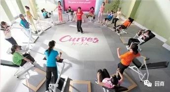 图片展示的是Curves 30分钟健身运动场景。画面中,多名中老年女性在室内健身房内进行锻炼,她们分散在不同位置,有的在做拉伸动作,有的在使用健身器材,如哑铃等。背景墙上有“Curves”字样,墙边还站着一位穿着粉色上衣的女性,可能是教练。该图片与文档中介绍Curves addCriterion感谢您的反馈,我会注意的。
